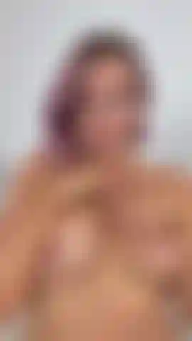 Gioco e mi sputo sulle tette.