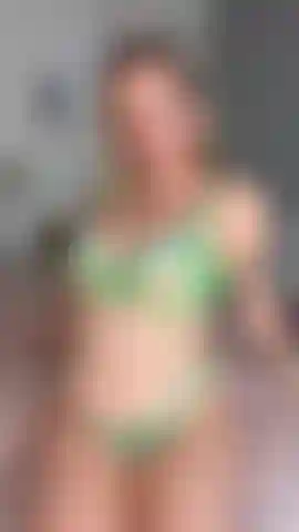Pompino bavoso 🥵 guardami mentre ti faccio impazzire con il mio corpo e le mie tette enormi prima di regalarti il pompino più bagnato e bavoso che tu abbia mai avuto… sei coperto di saliva, sono coperta di saliva, siamo tutti coperti di saliva!