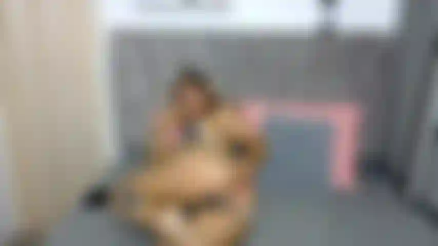 🐮 Mmm, questa dolce e focosa cowgirl sta esplorando il suo ano con un plug... Vuoi unirti a me per un po' di gioco?