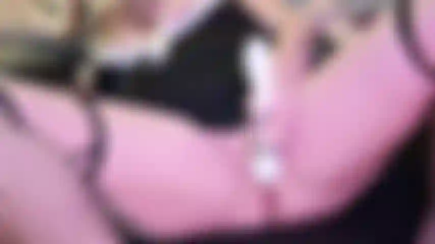 Guardami usare la mia bacchetta/dildo e spruzzare per 9 minuti.