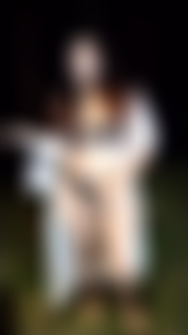 Con il calzino in bocca, nella foresta.