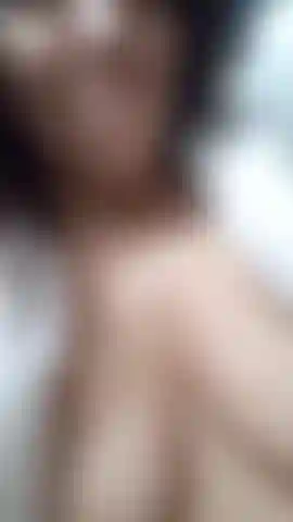 Mi sono nascosta in un bagno.