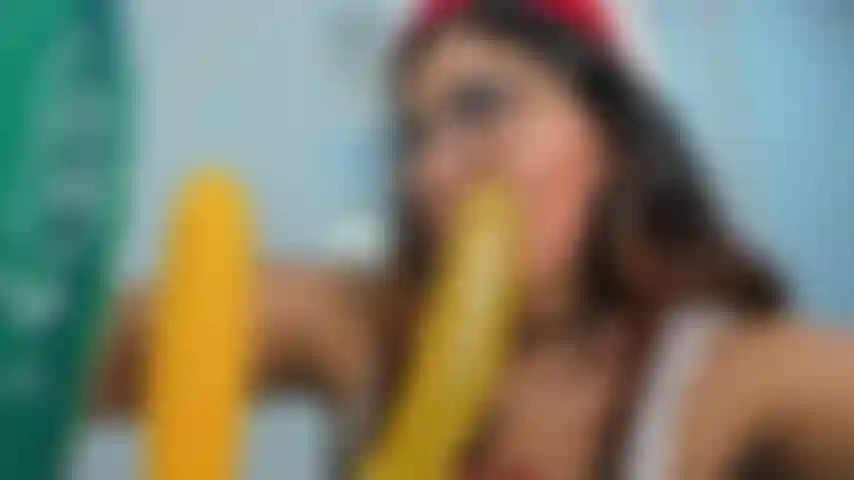 Succhia la banana.