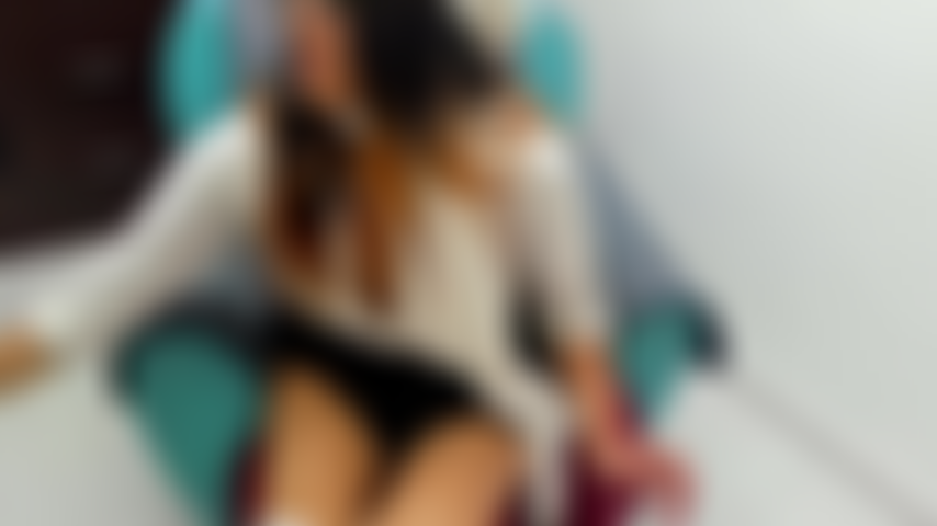 Faccio vibrare la mia figa sul divano.