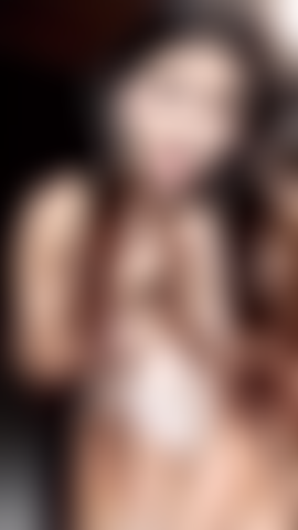 Seduta davanti a te.