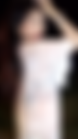 Mostro la lingerie nella foresta.