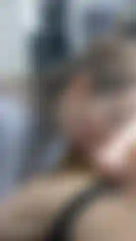 Faccio un pompino incinta e lo provoco, lecco e succhio il suo cazzo duro (senza farlo venire).