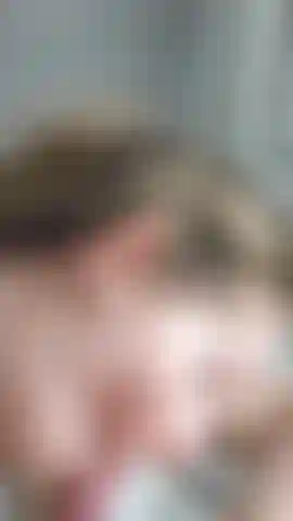 Gli succhio il cazzo duro. Ingoio sperma caldo.