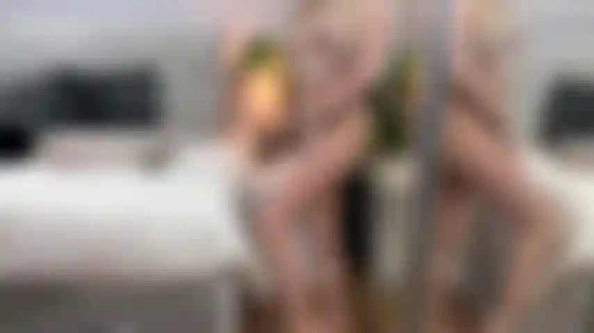 Collant in nylon naturale con gambe stuzzicanti.