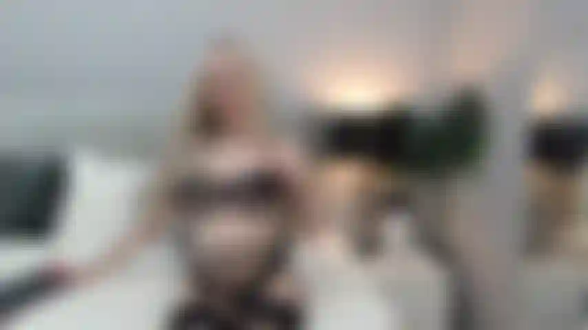 Spio il mio spettacolo privato, chiacchiere sporche italiane e giochi con vibratori.