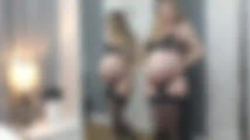 35 Incinta da settimane - gioco di spogliarelli con la figa e tette da latte.