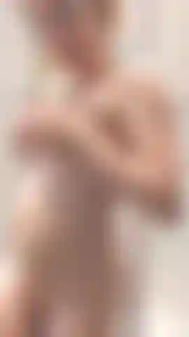 Che stringe le mie tette lattiginose per te.