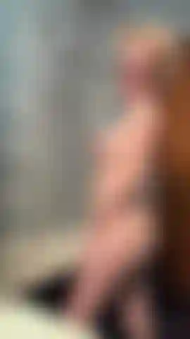 Nuda che prende in giro.