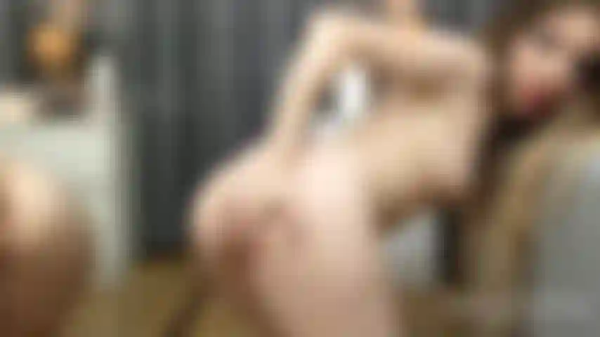 Mostro i miei buchi stretti da vicino allo specchio.