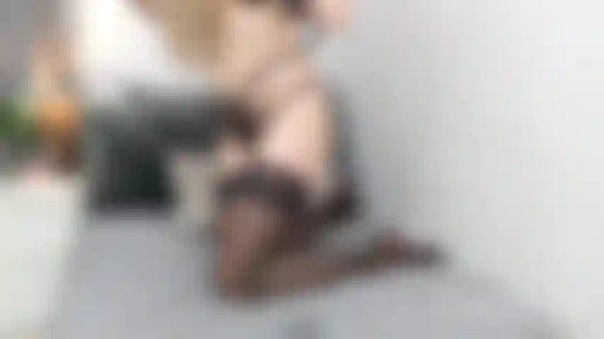 Mia fica anale gioca con un dildo.