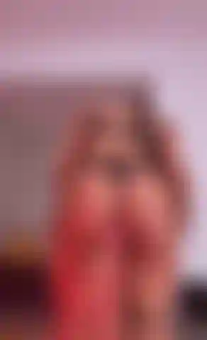 Mi masturbo il tuo cazzo con le mie grandi natiche.