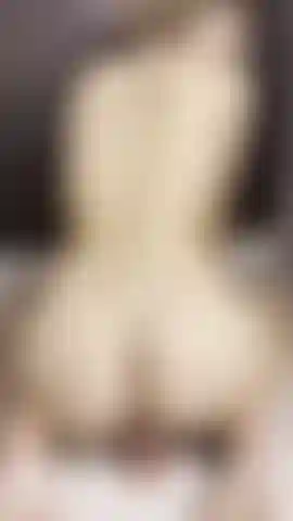 Quanto è bello il mio culo mentre cavalco un dildo sul pavimento.