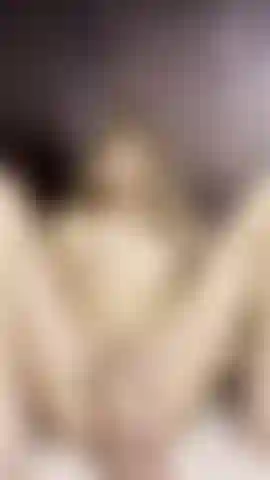 Adoro scoparmi la figa con un grosso dildo.