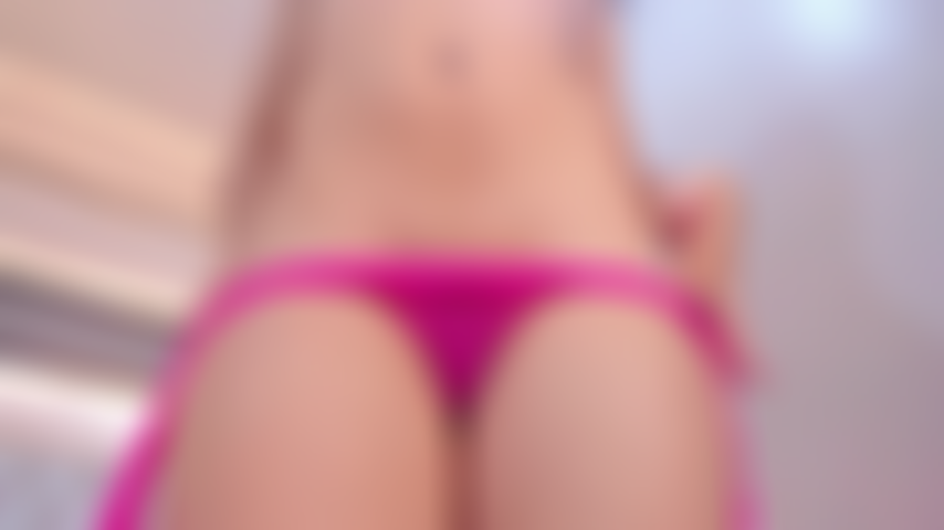 La lingerie scivola giù mentre la mia figa si prende la scena.