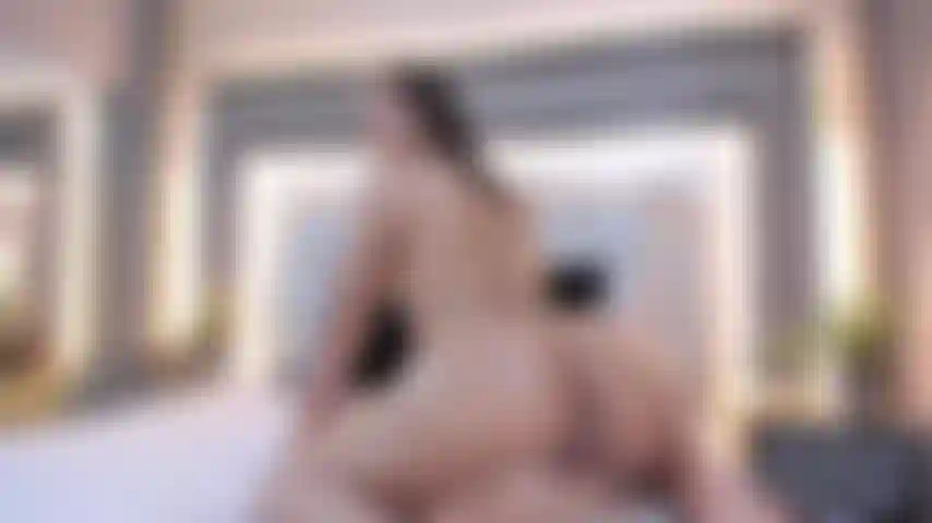 Mi piace vedere la tua faccia quando ti stringo forte mentre rimbalzo sul tuo cazzo senza fermarmi.