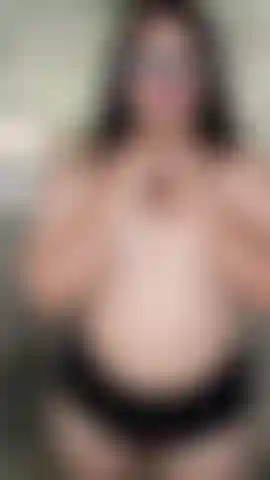 Guarda i miei capezzoli—sono pronti per essere succhiati da te.