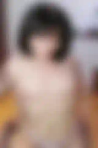 Singhiozzo delicato in topless (. Mi siedo sulla mia sedia indossando solo mutandine e mi rilasso tranquillamente mentre il mio corpo sussulta per il singhiozzo di tanto in tanto. Mi piace mostrarti la mia pancia nuda così le contrazioni del singhiozzo sono più facilmente visibili.).