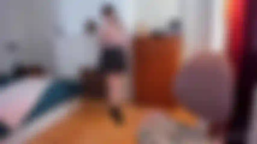 Spogliarello e cavalco un dildo e un bordo per il fidanzato (nome da compagnia papà).