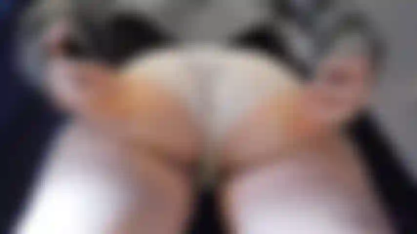 Guardami mentre gioco con il mio culo rimbalzante, a velocità normale e al rallentatore! // Regardez pendant que je m'amuse avec mes fesses, incluant au ralenti!