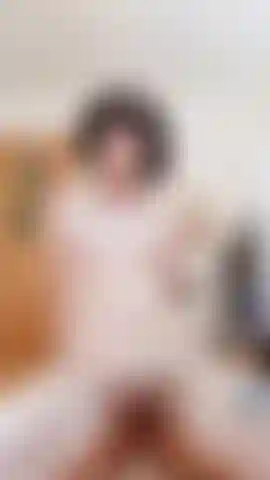 Tutta nuda che cavalca un dildo, pura beatitudine. Figa pelosa e bisognosa.