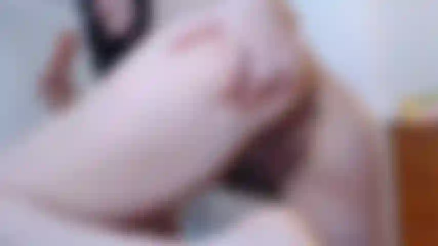 Dildo che scopa e succhia e mostra in cam dal vivo alla pecorina e da vicino.