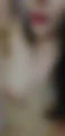 Mi piace prenderti in giro. Mi poso sensualmente e accarezzo le mie ascelle pelose. Ti offro una vista invitante del mio cespuglio, tette piccole e ascelle pelose. Mi alzo così puoi ammirarmi dalla testa alle ginocchia.