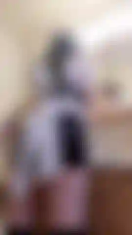 Una cameriera francese sexy pulisce il bagno senza sapere di essere ripresa da una telecamera nascosta! Il suo sedere si muove mentre lei si strofina forte.