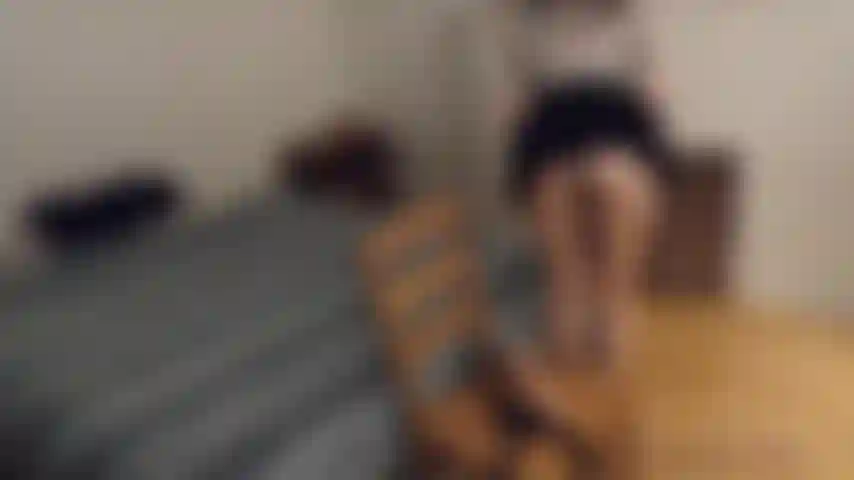 Cavalco il mio strap-on mentre indosso i tacchi, gioco con i miei capezzoli e il clitoride e vengo due volte!