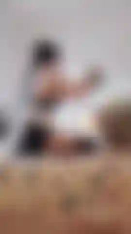 Goditi questo delizioso video spontaneo ripreso da una telecamera nascosta di questa graziosa cameriera francese mentre piega la biancheria! È così sexy in questa piccola uniforme e calzini neri lunghi fino al ginocchio.