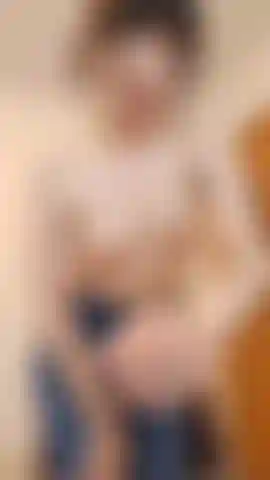 Striptease, figa pelosa da vicino. Culo aperto, capezzoli duri, ascelle pelose.