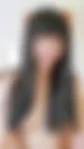 Guarda Lunasha mentre inizia la sua giornata spazzolando e acconciando i suoi lunghi capelli neri. Poi, ha voglia di divertirsi un po' e fa un pompino al suo dildo, solleticandolo persino con i suoi capelli. Questa sessione la eccita, quindi sale sul letto e...