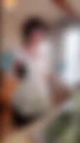 Goditi la vista di una cameriera francese sexy mentre lava i piatti, ignara di essere ripresa da una telecamera! È così carina nel suo piccolo vestito e con le cuffie!