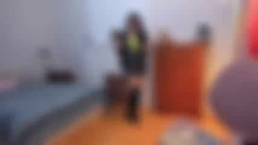 Pompino sciatto e intenso su un dildo tutta nuda.