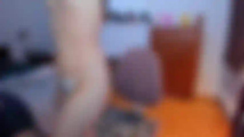 Imbottitura di mutandine e scopata con dildo in cam (inizio strofinandomi la figa per bene attraverso il mio perizoma bianco per renderla tutta bagnata. Poi la spingo completamente dentro, finché non è più visibile. Poi prendo un piccolo dildo e inizio a scoparmi con quello!).