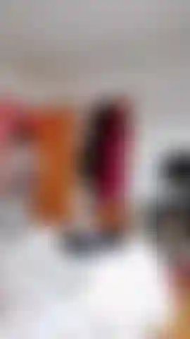 Spia questa sexy cameriera francese mentre passa l'aspirapolvere e lava i pavimenti.