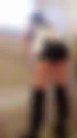 Spia una cameriera francese che pulisce il bagno.