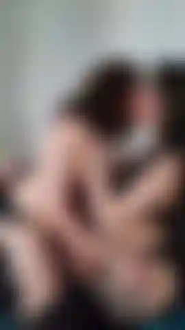 ( G/g) gioca con le tette con la mia fidanzata! Ci lecchiamo, ci succhiamo e ci accarezziamo a vicenda.