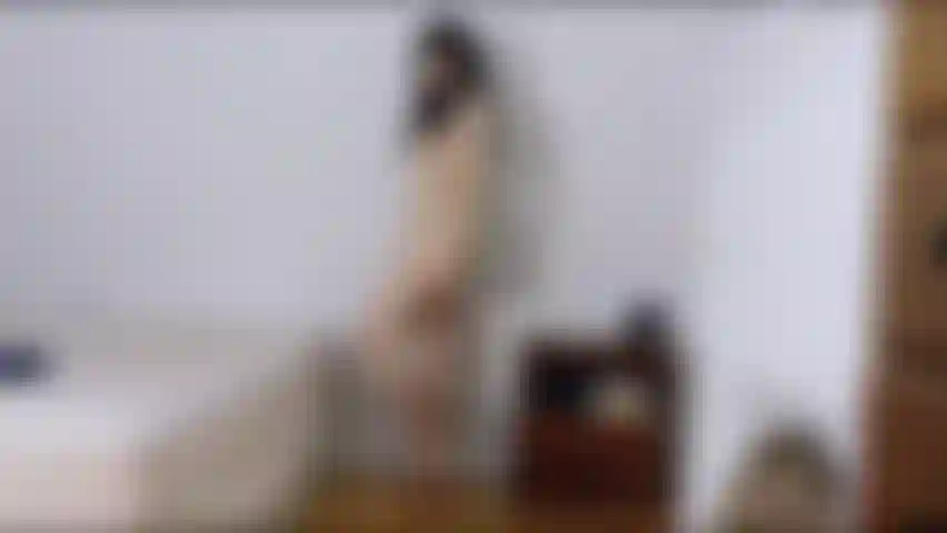 Modello bikini e lingerie. Poi vado sul mio letto in posizione missionaria per masturbarmi. Strofinandomi la clitoride, pizzicandomi i capezzoli e fottendomi la figa con due dita, gioco con me stessa fino all'orgasmo.