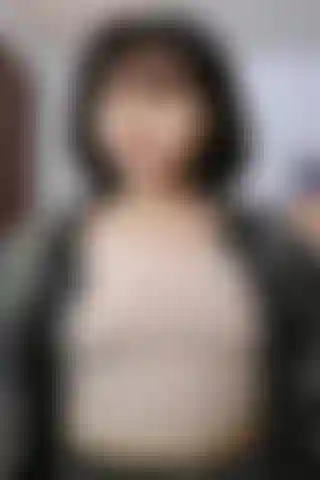 Spy cam hiccups ii: spazzolatura dei capelli e trucco.