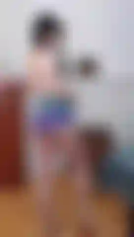 La ragazza pelosa si alza in piedi masturbandosi.