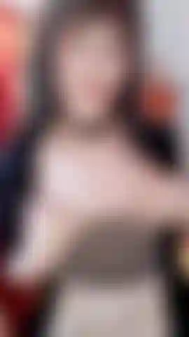 Mostro le mie tette e poi le strofino il mio dildo prima di ingoiarlo!