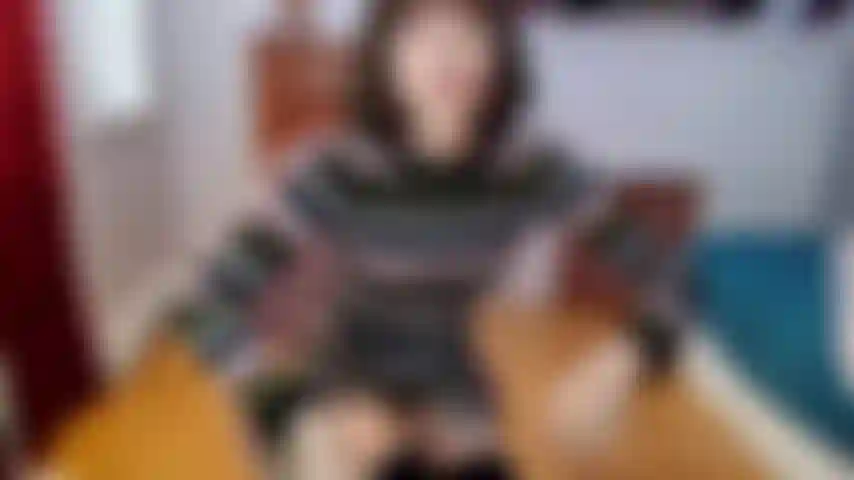 Ragazza pelosa retrò che si tocca la figa bagnata.