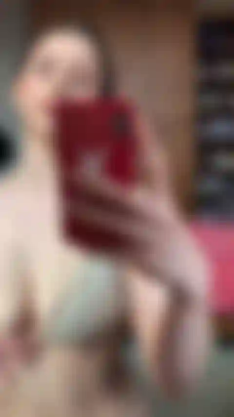 Rimbalzo e mi massaggio le mie grandi tette nel mio bikini trasparente!