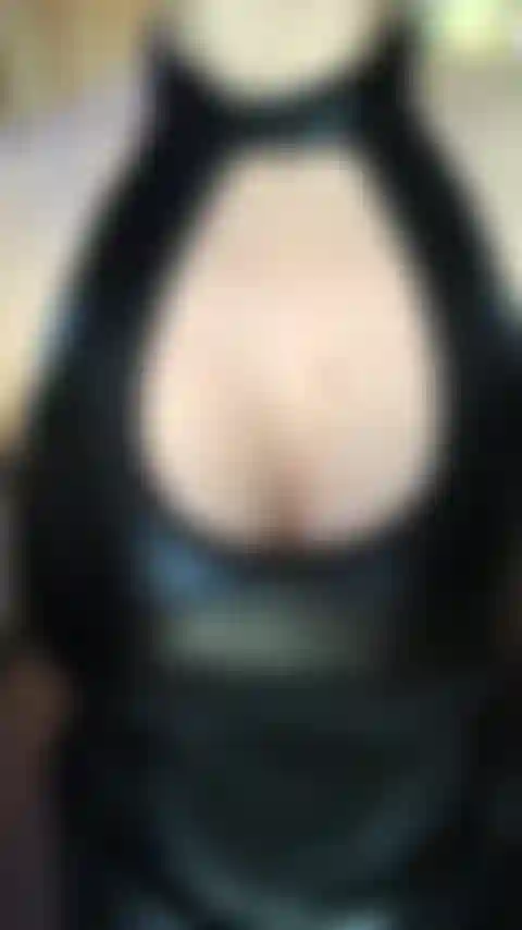 Faccio rimbalzare le mie grandi tette nel mio vestito di pelle impertinente!