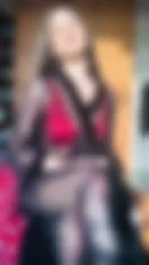 Spogliarello di lingerie rossa!